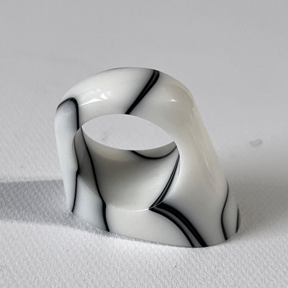 Vintage Lucite Ring Chunky White Black Marble Swirl Statement Unisex Acrylic J - Picture 9 of 15